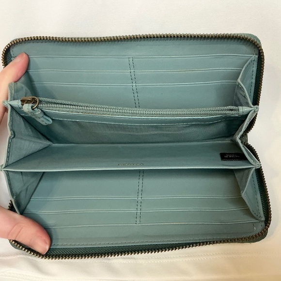 Coach Legacy Zip-Around Wallet Green Leather Brass Hardware - Picture 3 of 6